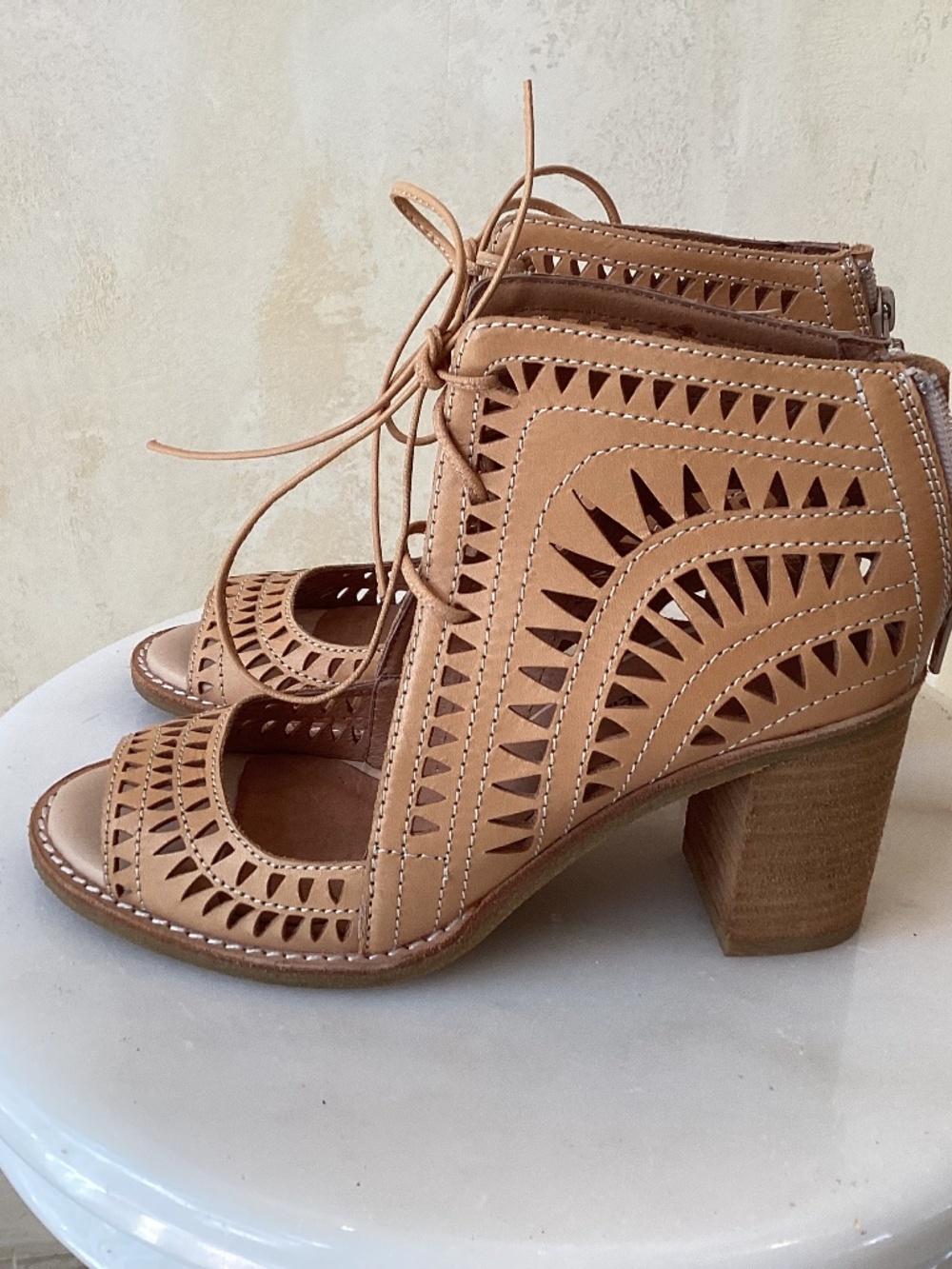 JEFFREY CAMPBELL TAN LEATHER OPEN TOE LACE UP ANKLE BOOTIES SIZE 7